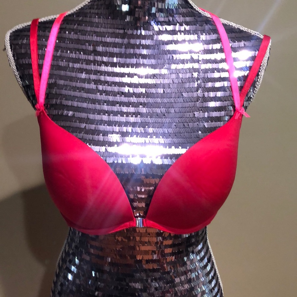 Victoria’s Secret 36D Dream bra. Excellent cond.